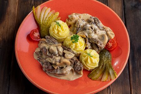 Бефстроганов с картофельным пюре