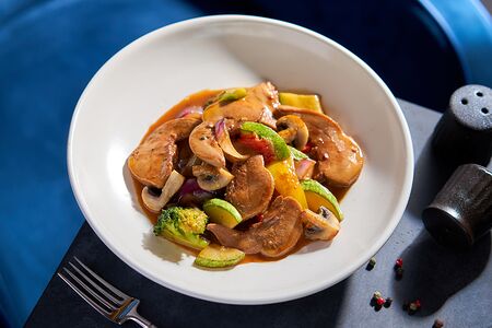 Язычки ягненка с овощным соте