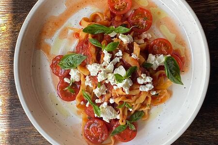Домашняя паста с фетой и томатами