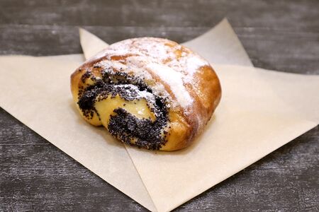 Булочка с маком