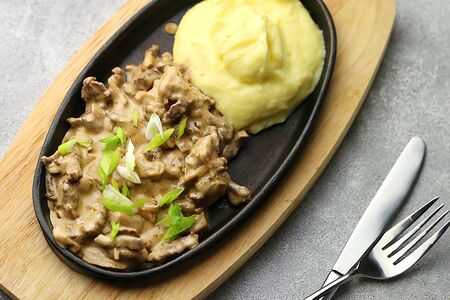 Бефстроганов из телятины с пюре