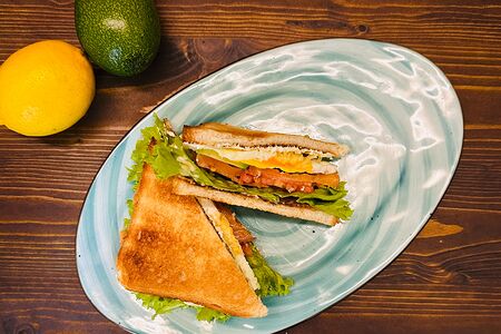 Сэндвич с лососем и авокадо