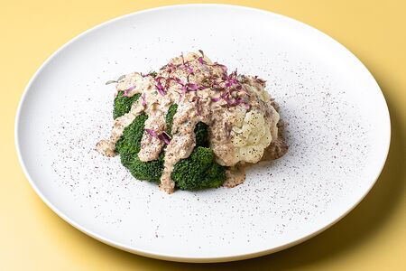 Запечённая брокколи и цветная капуста с ореховым соусом