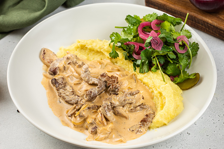 Бефстроганов с картофельным пюре, маринов огурцами т луком с кинзой