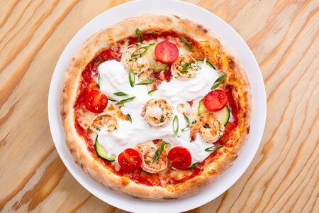 Пицца с креветками и страчателлой