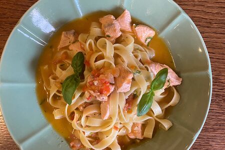 Феттуччине с лососем в томатном соусе