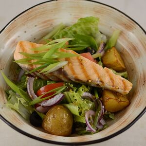 Теплый салат с лососем