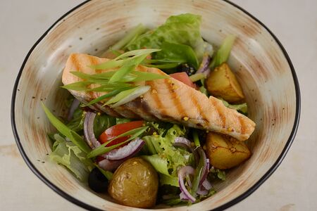 Теплый салат с лососем