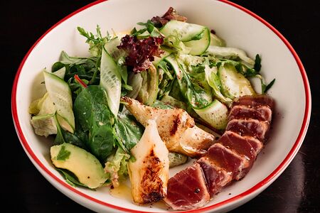 С тунцом, авокадо и жареным артишоком