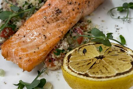 Филе лосося с рисом и томатами