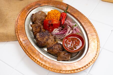 Шашлык из бараньей мякоти с соусом из томатов