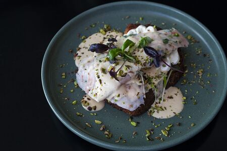 Бриошь с мортаделлой из креветок с крем чизом