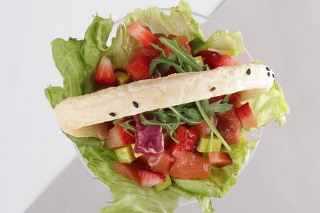 Салат в слоеном кольце с тартаром из лосося