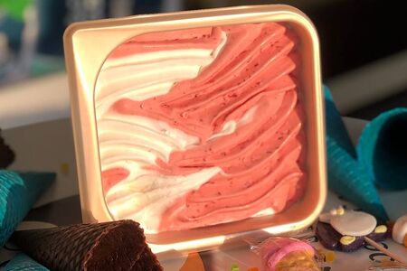 Клубника со сливками в мини-ванне