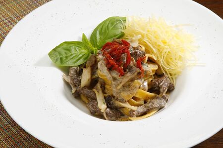 Феттуччине с говядиной