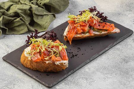 Брускетта с лососем