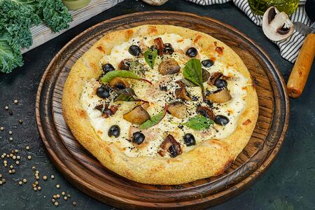 Пицца с курицей и грибами