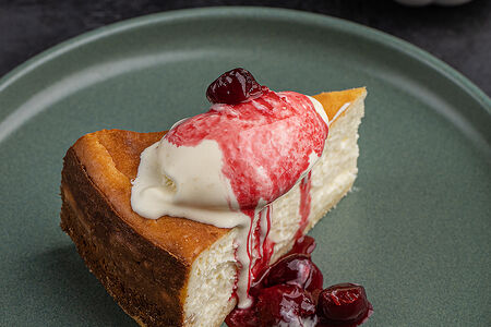 Чизкейк с вишневым соусом