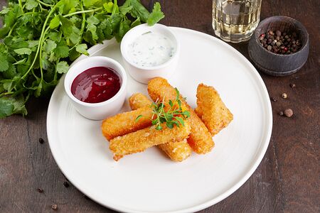 Хрустящие сыры с мацони и ягодным соусом