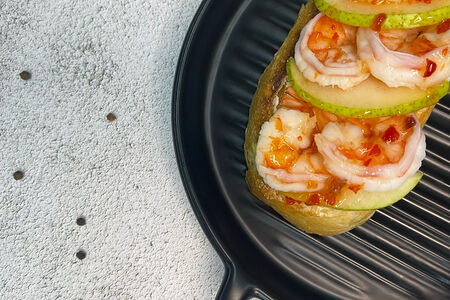 Брускетта с креветками и грушей