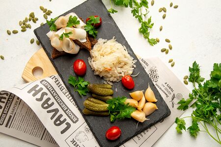 Соленья по-домашнему с салом на бородинском хлебе