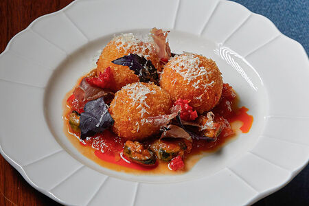 Аранчини с ндуей и сладким соусом из томатов с мидиями