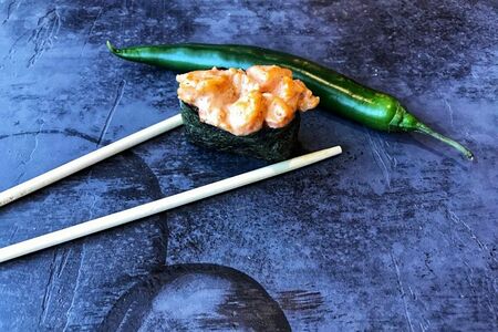 Гункан острый с креветкой