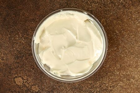 Сметана с чесноком и зеленью