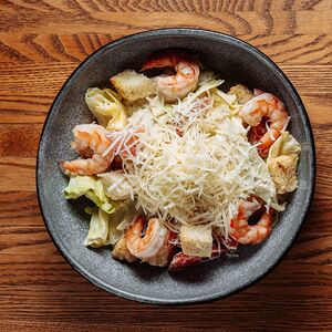 Цезарь с тигровыми креветками