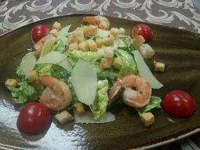 Классический салат цезарь с креветками