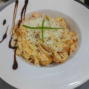 Феттучини с лососем