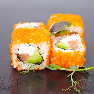 Тобико ролл с лососем