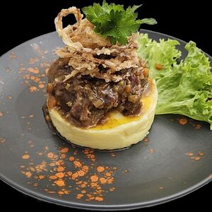 Говяжьи щёчки с соусом демигляс