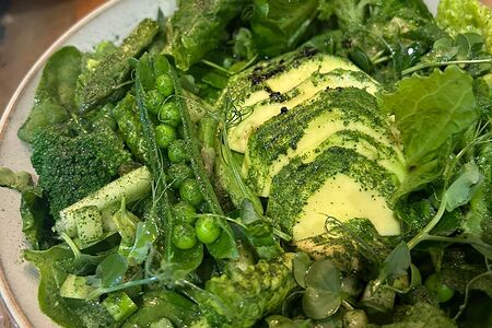 Зелёный салат с авокадо