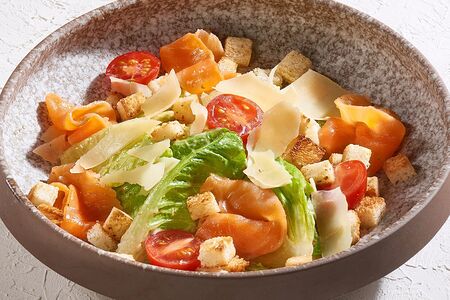 Салат Цезарь с лососем