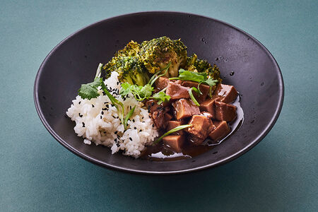 Говяжий язык с брокколи и рисом