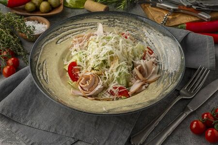 Салат с курицей и копченым сулугуни