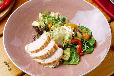 С маринованной курицей и авокадо