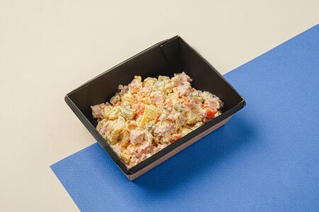 Салат Оливье с колбасой