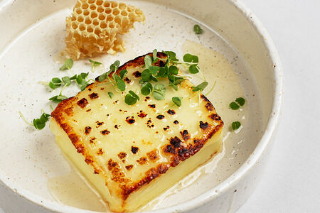 Жареный халуми с медом