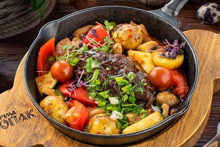 Томленые щечки с овощами