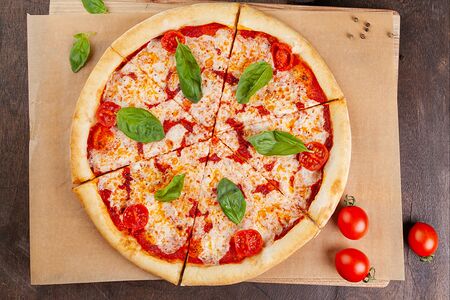 Классическая пицца с молочной моцареллой и томатами