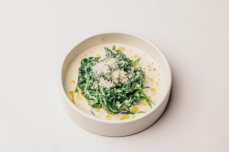 Шпинат со сливками и пармезаном