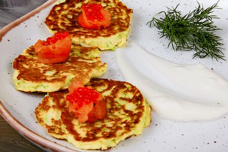 Оладьи из цукини, со слабосоленой семгой и красной икрой