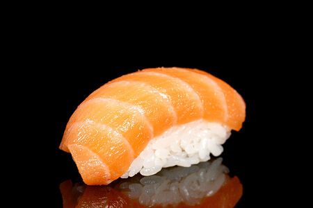 Суши лосось