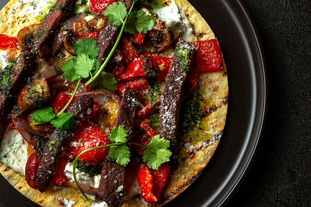 Лепешка с говядиной и соусом айоли