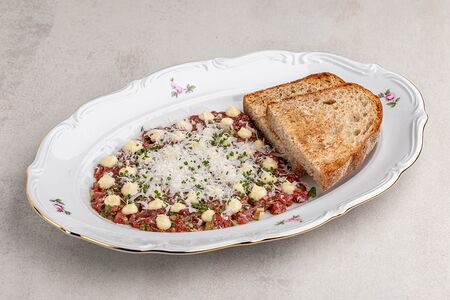 Тартар из говядины с трюфельным айоли