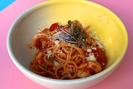 Спагетти с тигровыми креветкам в томатном соусе