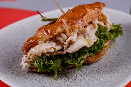 Круассан с осьминогом су-вид