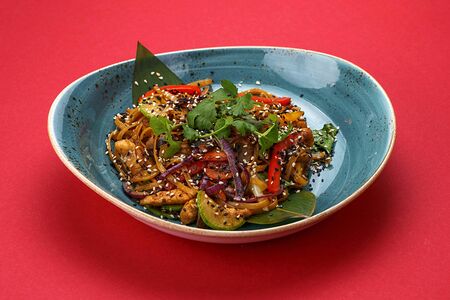 Пшеничная лапша в азиатском стиле с курицей